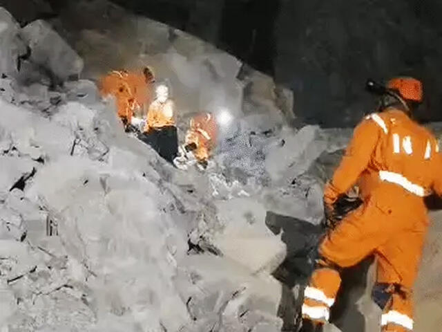 https://admin.thefrontfaceindia.in/uploads/1485706922_sonbhadra-mine-collapse-400ft-landslide-18-workers-trapped.jpg