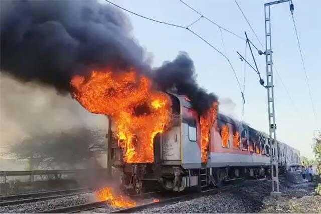 https://admin.thefrontfaceindia.in/uploads/467923995_rajdhani-express-fire-delhi-mumbai-route-two-coaches-burnt.jpg