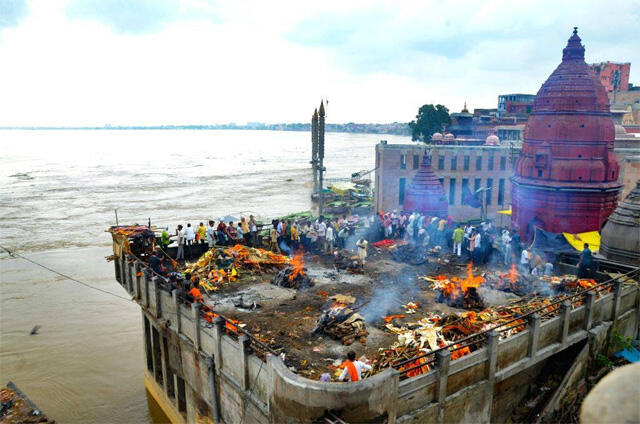 https://admin.thefrontfaceindia.in/uploads/548931608_manikarnika-ghat-submerged-funeral-pyres-on-rooftop.jpg
